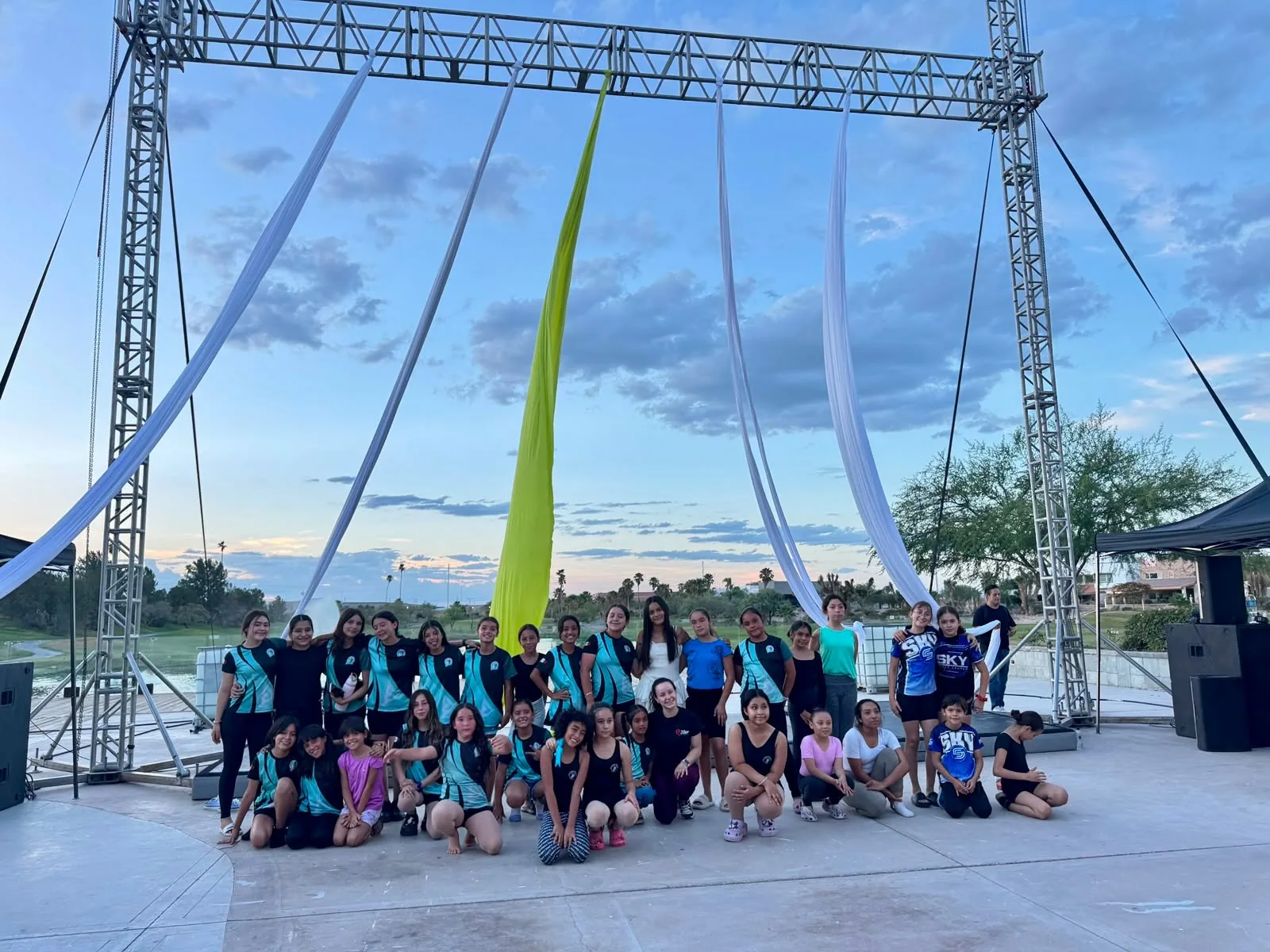 Grupo de participantes en una presentación de danza aérea