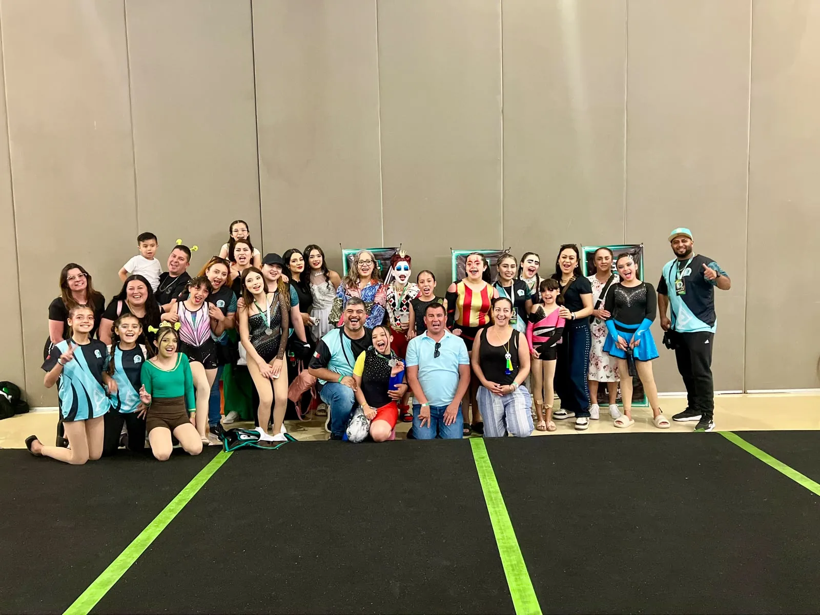 Grupo de participantes durante un evento de danza aérea